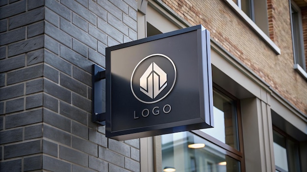 un cartello per il logo dell'azienda su una parete di mattoni