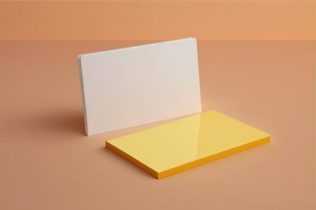 Un cartello quadrato giallo si trova accanto a un quadrato bianco.