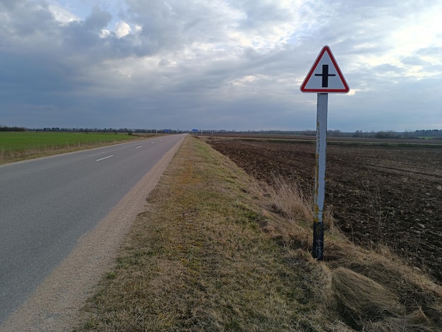 Un cartello su un palo che dice "divieto di attraversamento"