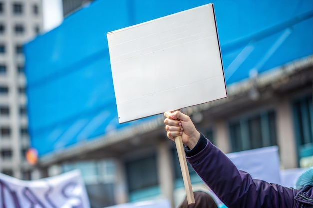 Un cartello vuoto in una protesta