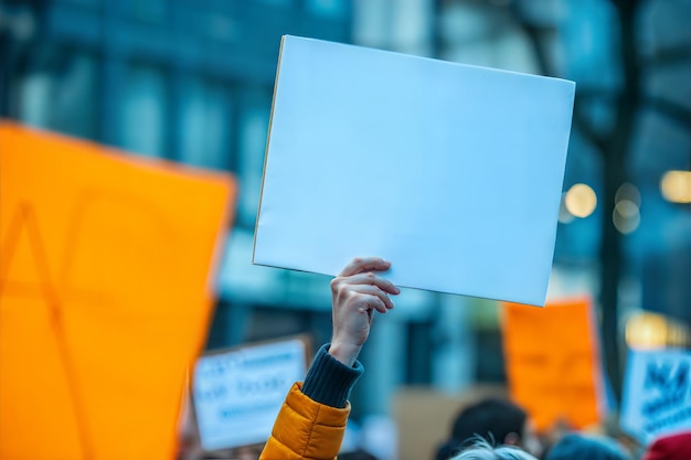 Un cartello vuoto in una protesta