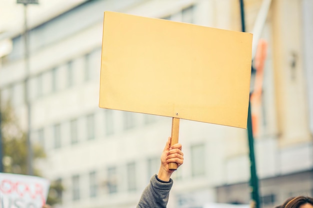 Un cartello vuoto in una protesta