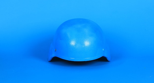 un casco blu su sfondo blu