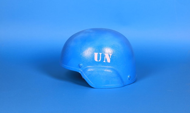 un casco blu su sfondo blu