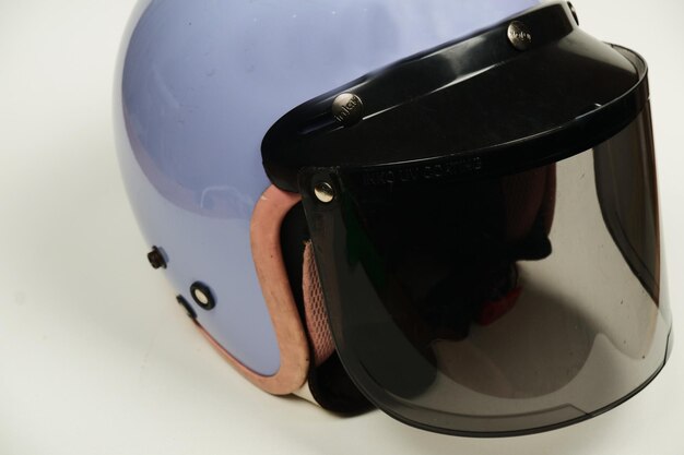 Un casco con una visiera e una visiera che dice "la parola motocicletta".