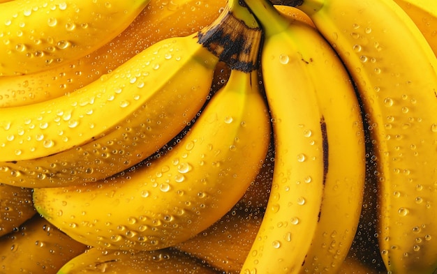 un casco di banane con gocce d'acqua sopra