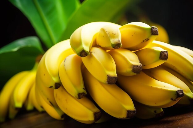 un casco di banane con la parola "sopra"