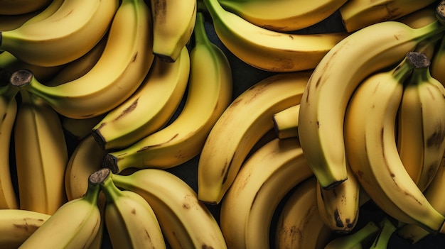 Un casco di banane è impilato uno sopra l'altro.