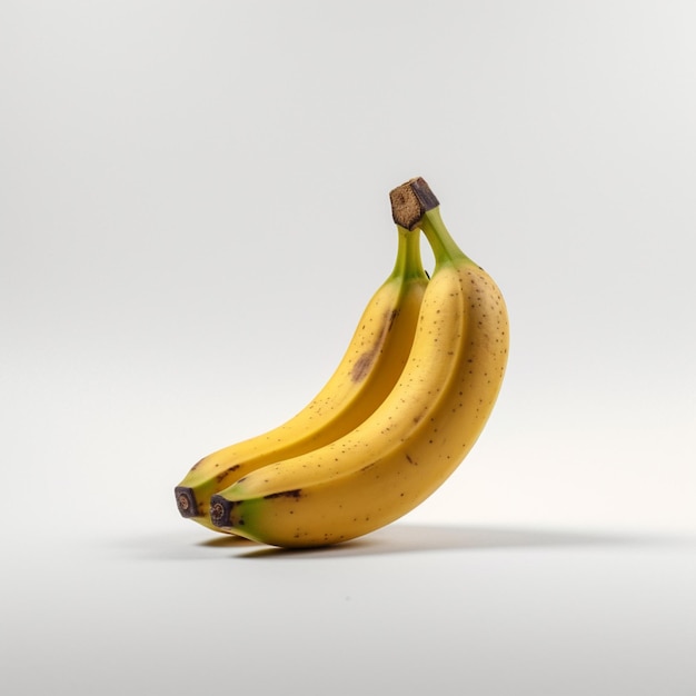 Un casco di banane è seduto su una superficie bianca.