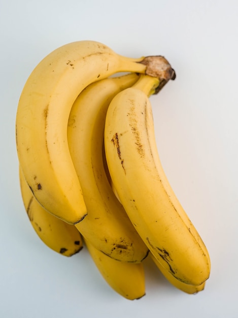 Un casco di banane su sfondo bianco