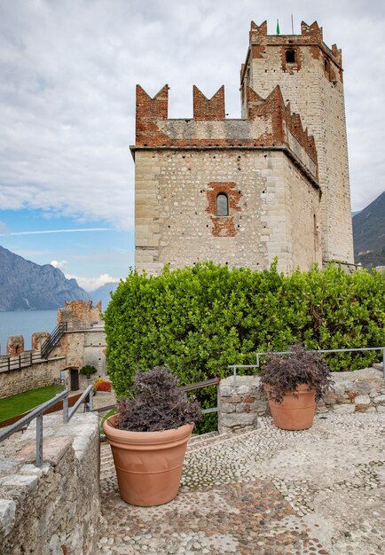 Un castello con un lago sullo sfondo