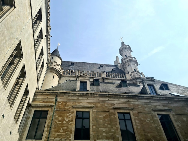 Un castello con una torre in cima