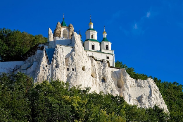 un castello su una scogliera con una chiesa in cima