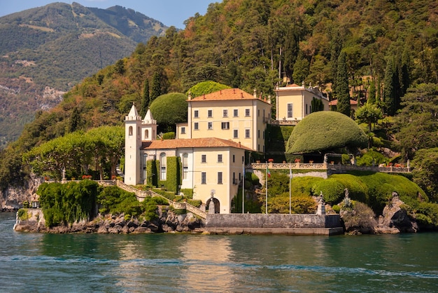 Un castello sulla riva del lago di como