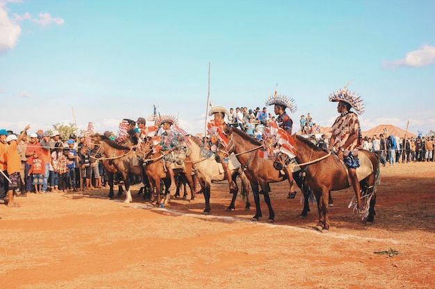 Un cavaliere uomo con cappello tradizionale Tilangga a cavallo pronto a correre cultura da Rote Island East Nusa Tenggara Indonesia Rote Indonesia 23 marzo 2020