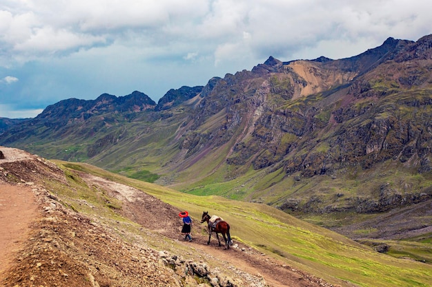 Un cavallo e un cavaliere attraversano una valle di montagna.