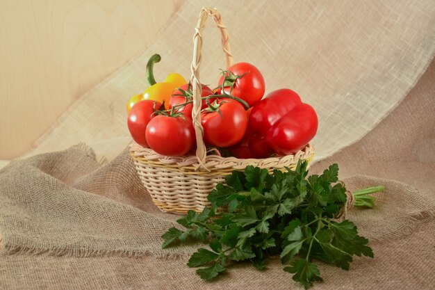 Un cesto di verdure fresche. Verdure in un cesto. Verdure dal letto.