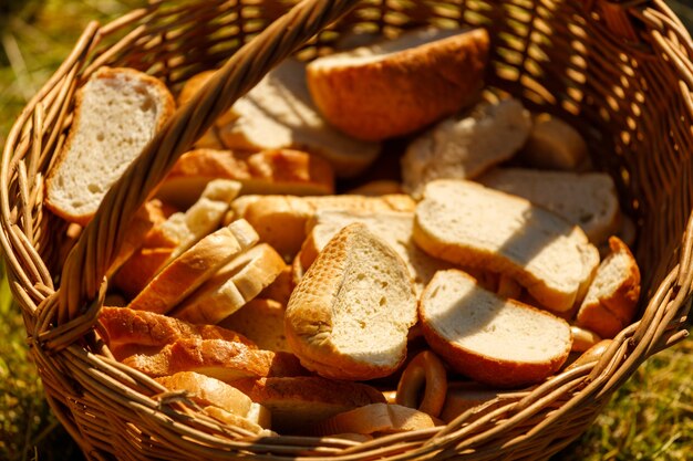 Un cesto di vimini con pane si trova sull'erba in estate