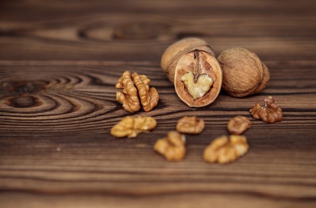 Un cesto pieno di noci su uno sfondo di legno