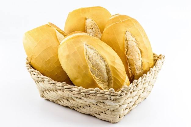 Un cesto pieno di pane tradizionale brasiliano, chiamato "pane francese o cacetinho"