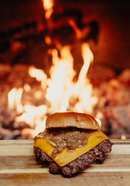 Un cheeseburger con un fuoco sullo sfondo