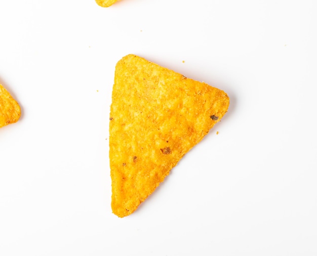Un chip nacho giallo su sfondo bianco