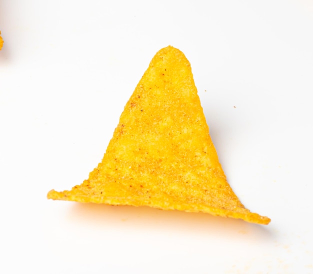 Un chip nacho giallo su sfondo bianco