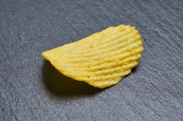 Un chip scanalato su ardesia.