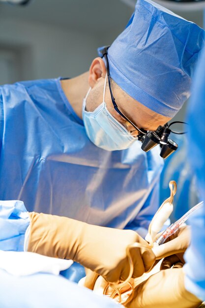 Un chirurgo sta operando un paziente in un ospedale Un chirurgo esperto che esegue la neurocirurgia in un moderno ospedale
