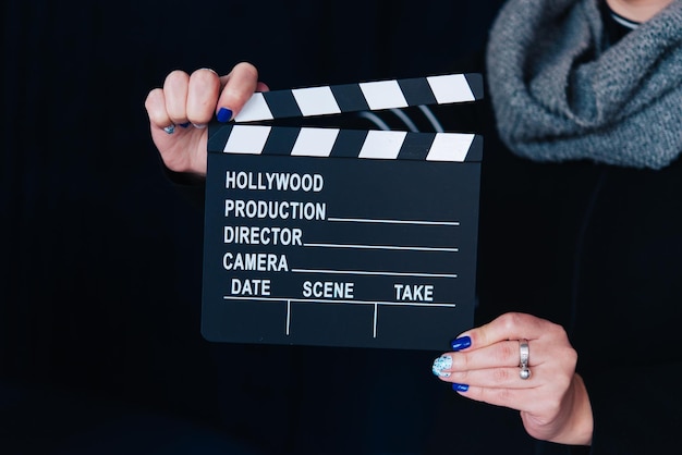 Un ciak di un film di Hollywood tenuto da una donna.