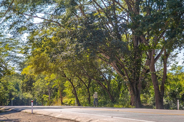 Un ciclista locale con un cappello sulle strade di Copan Ruinas Honduras