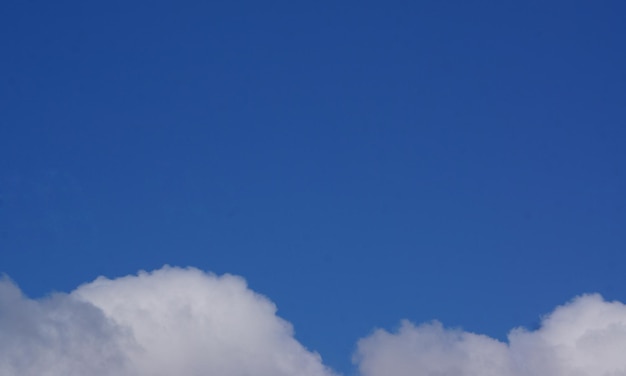 Un cielo azzurro al mattino.