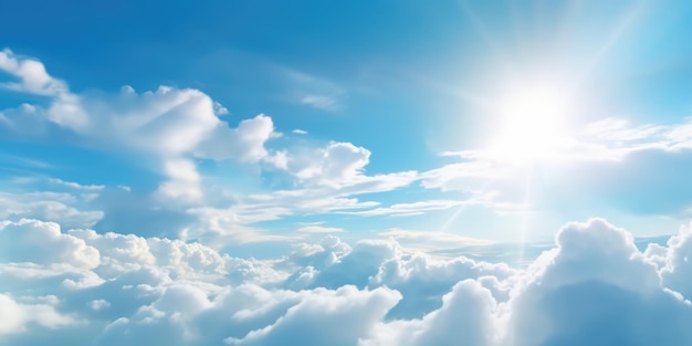 Un cielo azzurro con nuvole e sole