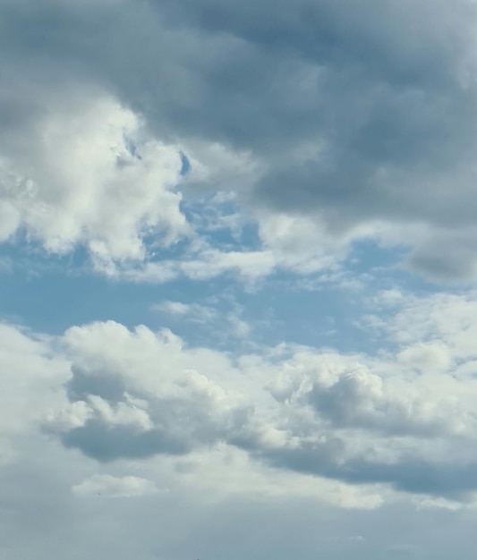 Un cielo azzurro con nuvole e un cielo bianco con poche nuvole.