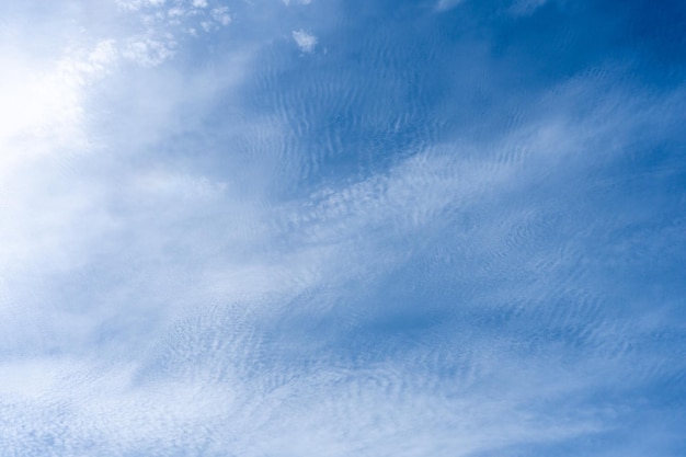 Un cielo azzurro con nuvole