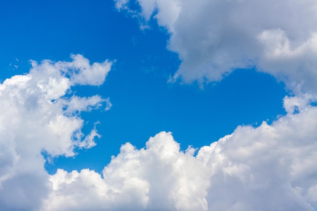 Un cielo azzurro con nuvole