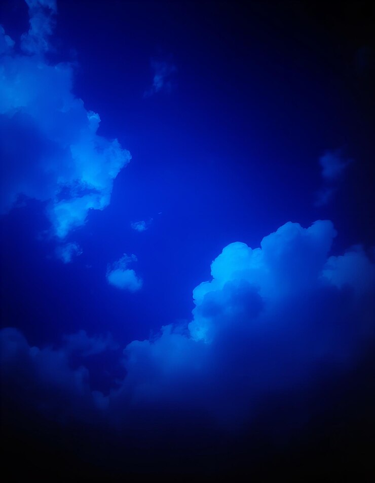Un cielo azzurro profondo con nuvole drammatiche