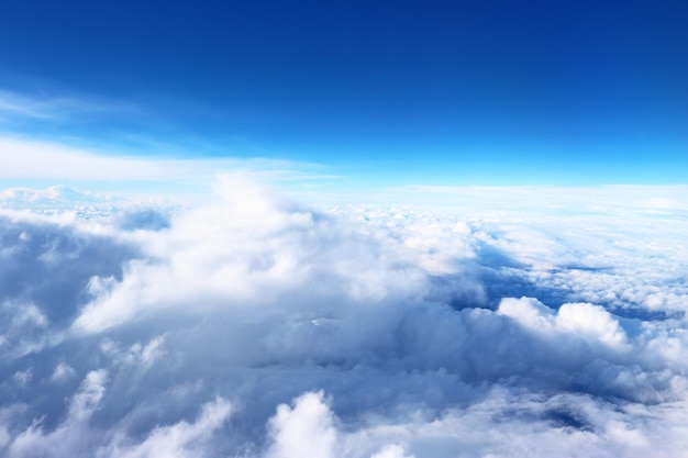 Un cielo azzurro sopra le nuvole