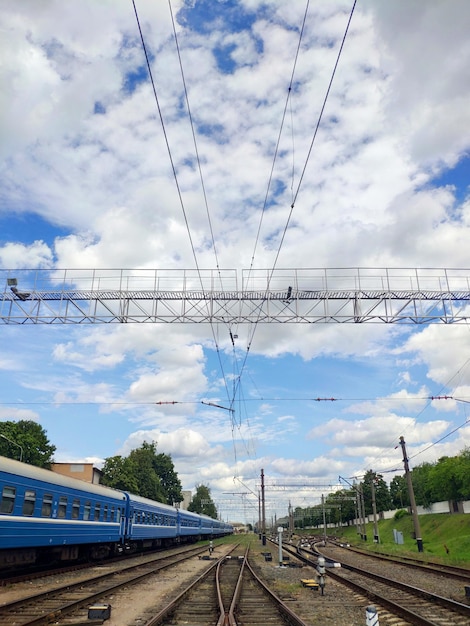 un cielo blu con nuvole e un cartello che dice "potere".