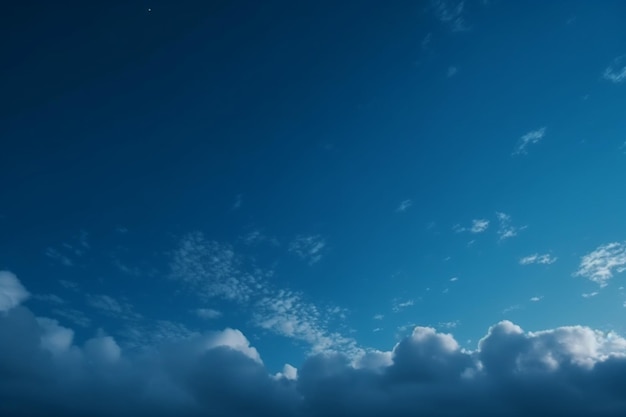 Un cielo blu con nuvole e una luna