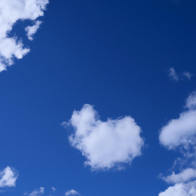 Un cielo blu con nuvole e una nuvola a forma di cuore