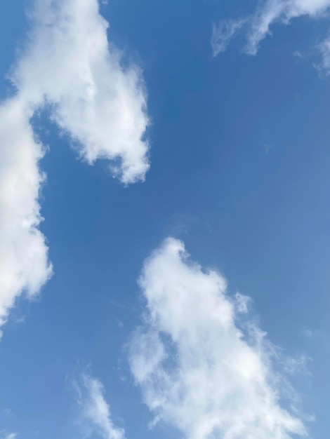 Un cielo blu con nuvole e una nuvola bianca