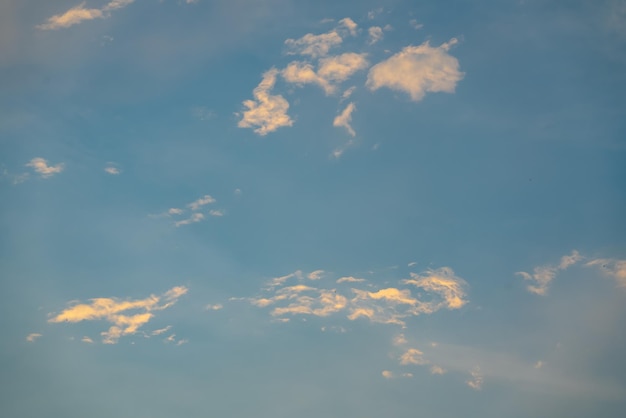 Un cielo blu con nuvole e una nuvola bianca