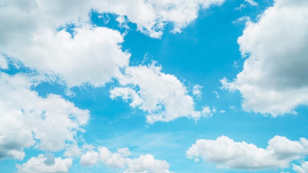 Un cielo blu con nuvole e una nuvola bianca