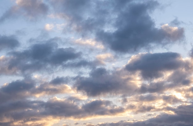 Un cielo blu con nuvole e una nuvola bianca