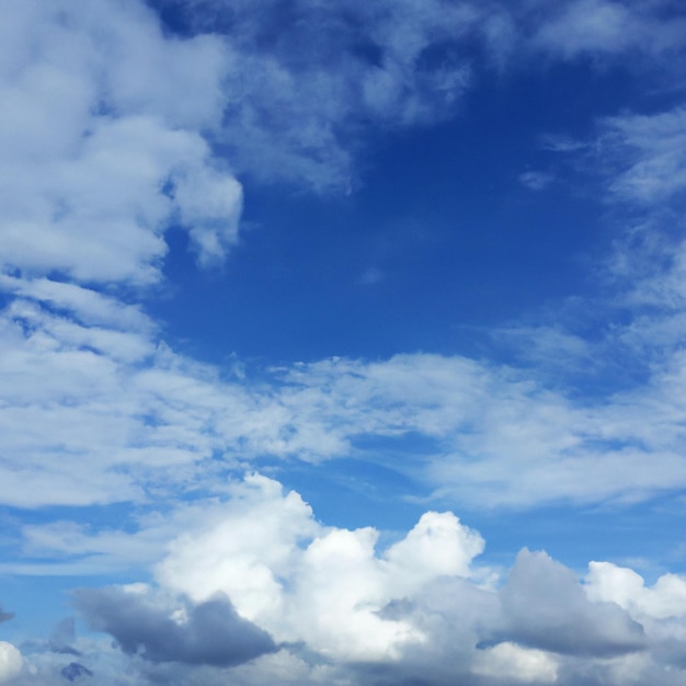 Un cielo blu con nuvole e una nuvola bianca