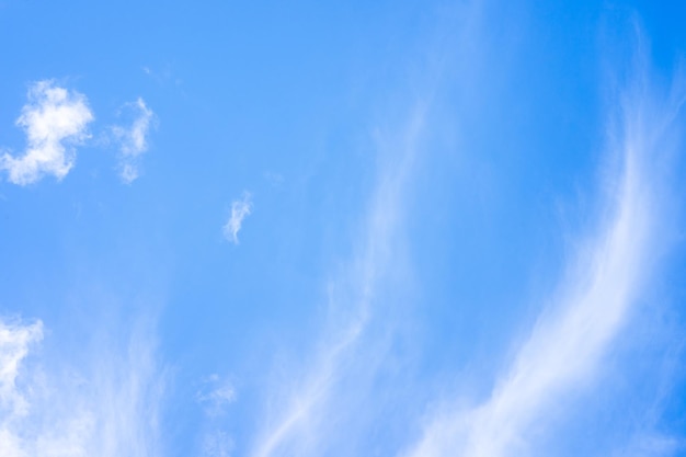 Un cielo blu con nuvole sottili e una nuvola bianca