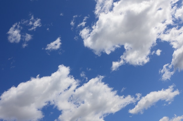 Un cielo blu con un sacco di nuvole bianche di diverse dimensioni