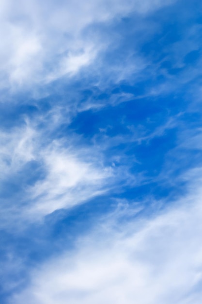 Un cielo blu e bianco accattivante Una consistenza naturale sullo sfondo con le nuvole