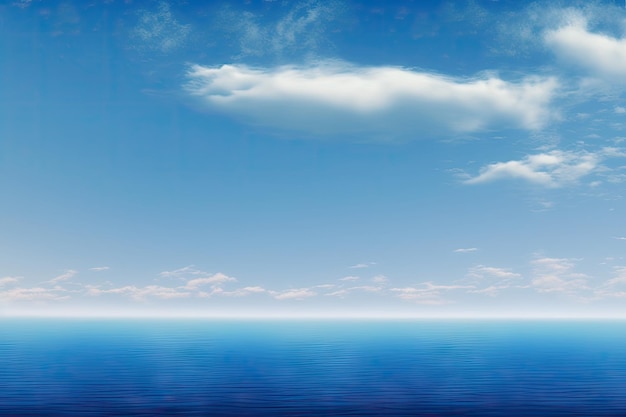 Un cielo blu e un oceano vuoto